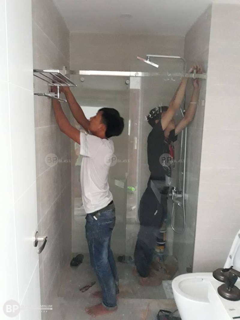 thi công lắp đặt vách tắm kính, cabin tắm tại goldsilk vạn phúc